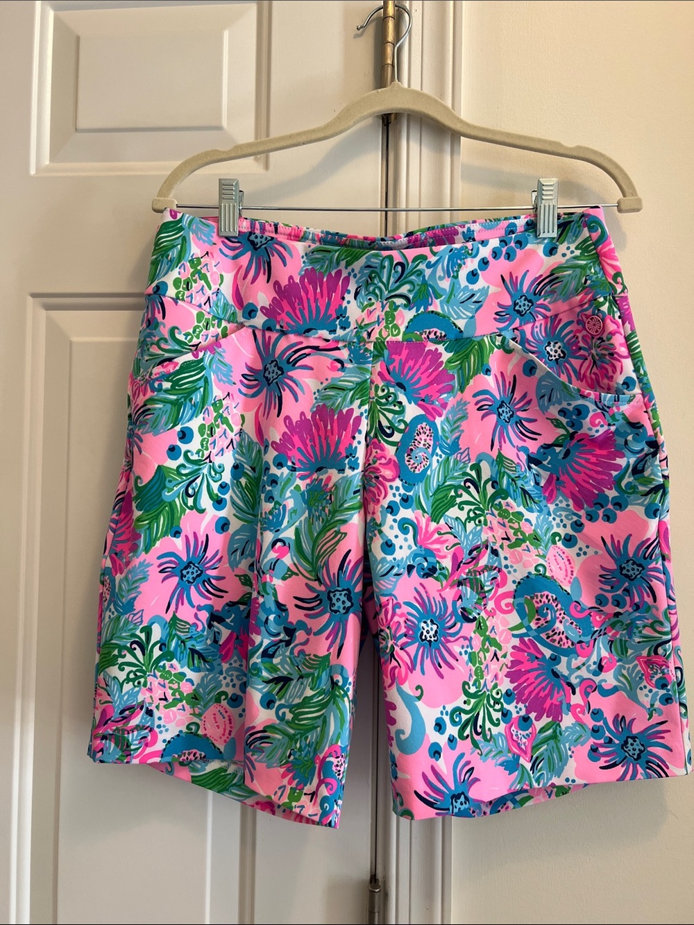 Lilly Pulitzer size 10 pull on shorts 9 inches long